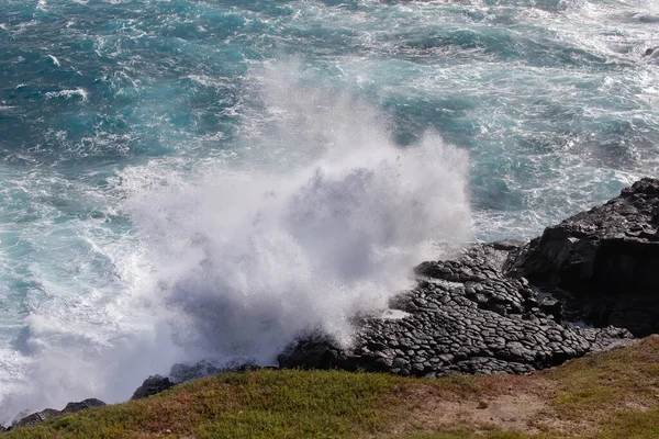 Όμορφο Ωκεάνιο Τοπίο Ακτογραμμή Μεγάλους Μαύρους Βράχους Και Κύματα Που — Φωτογραφία Αρχείου