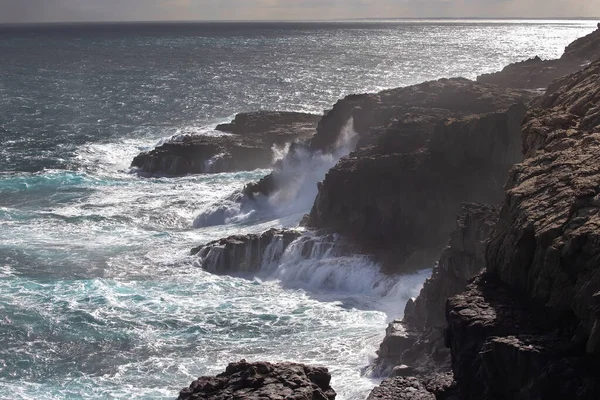 Hermoso Paisaje Oceánico Costa Con Enormes Rocas Negras Grandes Olas —  Fotos de Stock