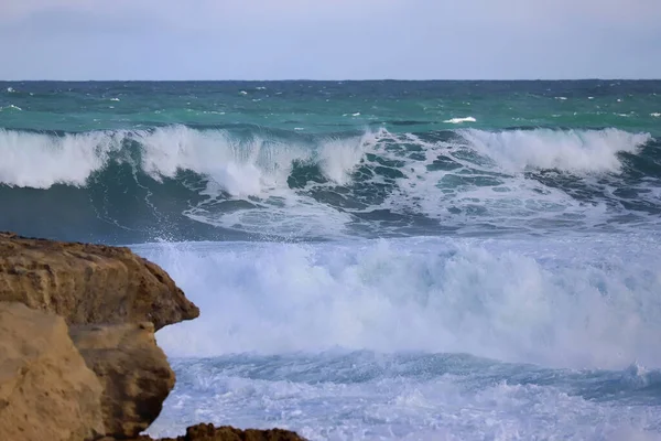 Όμορφο Ωκεάνιο Τοπίο Ακτογραμμή Μεγάλους Βράχους Και Κύματα Που Σπάνε — Φωτογραφία Αρχείου