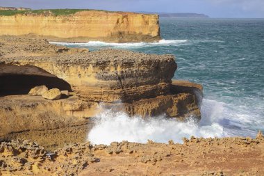 İlginç deniz manzarası, Büyük Okyanus Yolu Avustralya 'da deniz manzarası, manzara, kayalar ve dalgalar, turistik yerler.