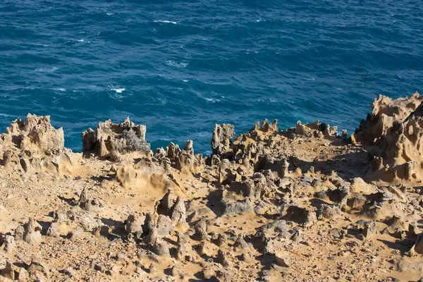 Ασυνήθιστη Δομή Βράχου Σχέση Θαλάσσιο Νερό Φόντο Ακτογραμμή Ενδιαφέρον Γεωλογικό — Φωτογραφία Αρχείου