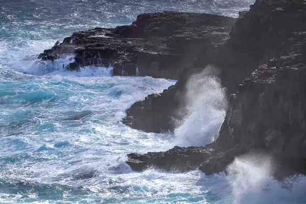 Krásná Oceánská Krajina Pobřeží Obrovskými Černými Skálami Velkými Vysokými Vlnami — Stock fotografie