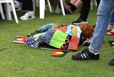 Adelaide / Avustralya 01.26.2024: İlk ulusların yaşamlarının değiştiği gün münasebetiyle 26 Ocak 'ta halk etkinliğinde yerel sigara içme seremonisi, toplantı ve ayin.