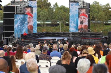 Adelaide / Avustralya 01.26.2024: İlk ulusların yaşamlarının değiştiği gün münasebetiyle 26 Ocak 'ta halk etkinliğinde yerel sigara içme seremonisi, toplantı ve ayin.