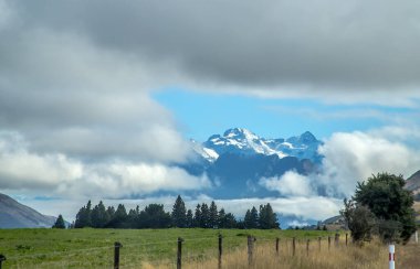 Dağlar, bulutlar ve orman, sonbahar mevsimi, Wakatipu Gölü, Yeni Zelanda, Güney Adası, güzel manzara. 