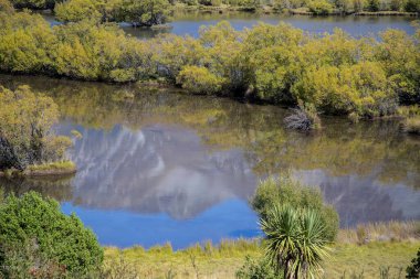 Dağların bir sudaki yansıması, sonbahar mevsimi, Wakatipu Gölü 'nün alanı, Yeni Zelanda, Güney Adası, güzel manzara. 