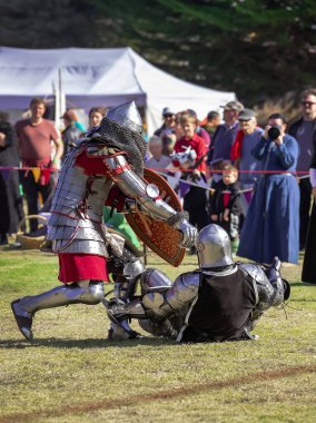 Paracombe, Güney Avustralya - 05.05.2024: Ortaçağ Fuarı, eğlence etkinliği, şövalyeler mızrak dövüşü, silah yarışmalarında yetenek ve at zırhlı şövalyelerle savaşlar, ortaçağ macerası.