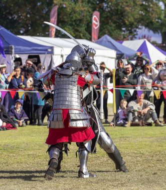 Paracombe, Güney Avustralya - 05.05.2024: Ortaçağ Fuarı, eğlence etkinliği, şövalyeler mızrak dövüşü, silah yarışmalarında yetenek ve at zırhlı şövalyelerle savaşlar, ortaçağ macerası.