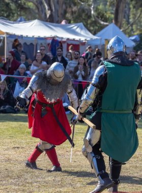 Paracombe, Güney Avustralya - 05.05.2024: Ortaçağ Fuarı, eğlence etkinliği, şövalyeler mızrak dövüşü, silah yarışmalarında yetenek ve at zırhlı şövalyelerle savaşlar, ortaçağ macerası.