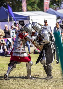Paracombe, Güney Avustralya - 05.05.2024: Ortaçağ Fuarı, eğlence etkinliği, şövalyeler mızrak dövüşü, silah yarışmalarında yetenek ve at zırhlı şövalyelerle savaşlar, ortaçağ macerası.