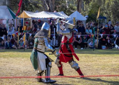 Paracombe, Güney Avustralya - 05.05.2024: Ortaçağ Fuarı, eğlence etkinliği, şövalyeler mızrak dövüşü, silah yarışmalarında yetenek ve at zırhlı şövalyelerle savaşlar, ortaçağ macerası.