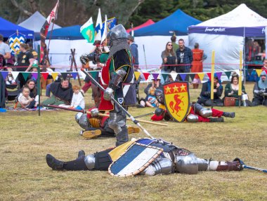 Paracombe, Güney Avustralya - 05.05.2024: Ortaçağ Fuarı, eğlence etkinliği, şövalyeler mızrak dövüşü, silah yarışmalarında yetenek ve at zırhlı şövalyelerle savaşlar, ortaçağ macerası.