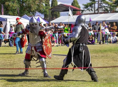 Paracombe, Güney Avustralya - 05.05.2024: Ortaçağ Fuarı, eğlence etkinliği, şövalyeler mızrak dövüşü, silah yarışmalarında yetenek ve at zırhlı şövalyelerle savaşlar, ortaçağ macerası.