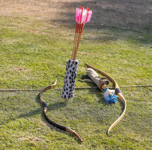 Ortaçağ okçuluk ekipmanları, tahta yay ve ok. Ortaçağ panayırı. Yüksek kalite fotoğraf