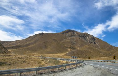 Dağ yolu, altın rengi manzaralı sonbahar renkleri Yeni Zelanda, Güney Adası. Güzel manzara. 