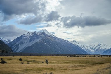 Dağ manzarası, dağlardaki altın rengi sonbahar manzarası Cook Dağı, Yeni Zelanda, Güney Adası. Güzel manzara. 