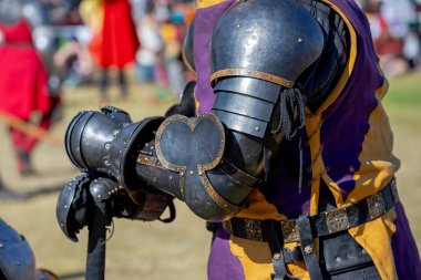 Ortaçağ demir şövalye zırhı. Savaş için, miğfer, kürek, kürek, diş teli, eldiven. Ortaçağ panayırı. Yüksek kalite fotoğraf