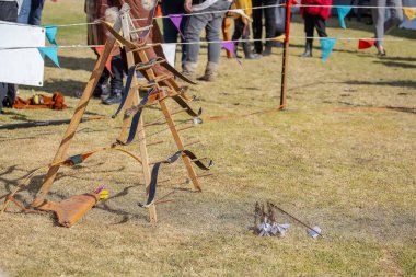 Ortaçağ okçuluk ekipmanları, tahta yay ve ok. Ortaçağ panayırı. Yüksek kalite fotoğraf
