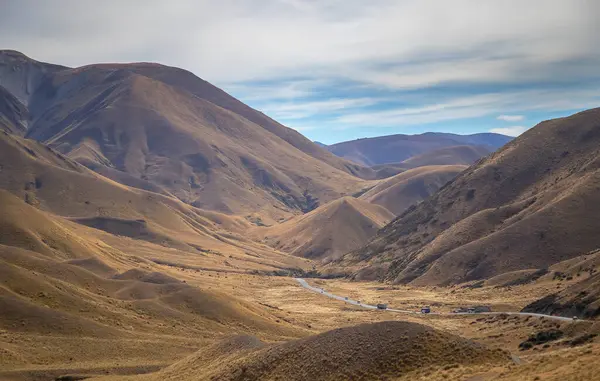 Dağ yolu, altın rengi manzaralı sonbahar renkleri Yeni Zelanda, Güney Adası. Güzel manzara. 