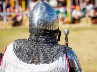 Ortaçağ demir şövalye zırhı. Savaş için, miğfer, kürek, kürek, diş teli, eldiven. Ortaçağ panayırı. Yüksek kalite fotoğraf