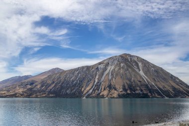 Güzel göl manzarası, dağ ve yansıma manzara, Ohau Gölü, Yeni Zelanda, Güney Adası. Yüksek kalite fotoğraf