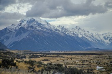 Dağ manzarası, dağlardaki altın rengi sonbahar manzarası Cook Dağı, Yeni Zelanda, Güney Adası. Güzel manzara. 