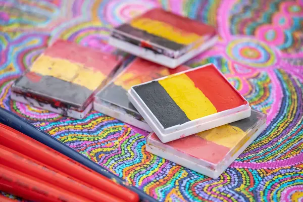 Avustralya Aborjin bayrağının siyah, kırmızı ve sarı renkleri yerli süs kumaşının arka planındaki yüz boyası için. Renklere odaklan