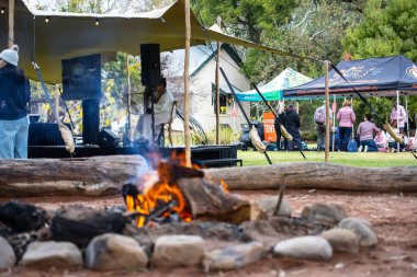 Adelaide, Avustralya - 01.06.2024: Avustralya Aborjinler Ülkeye Hoş Geldiniz ve Serbest Toplum Gösterisinde Dans Etkinliği. Yaşayan Kaurna Kültür Merkezi 'nde Uzlaşma Haftası