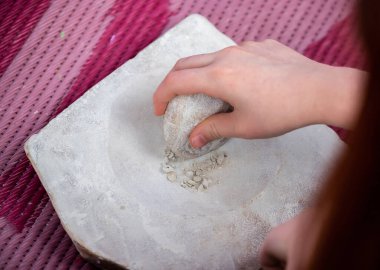Avustralya Aborjin resim tekniğini kullanarak insan eli taşların arasına doğal boya sürer. Yüksek kalite fotoğraf