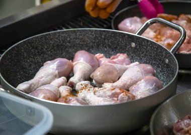 Tavuklu tavuklar sobanın üstünde, kızarmış tavuk, yemek pişirme, mutfakta doğal resim. Yüksek kalite fotoğraf