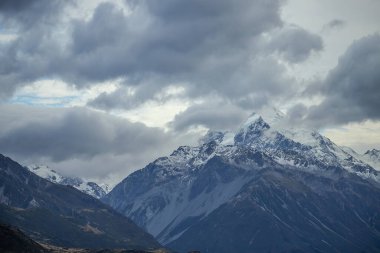Dağ manzarası, kazmalarda kar, bulutlu gökyüzü. Cook Dağı, Yeni Zelanda, Güney Adası. Güzel manzara. 