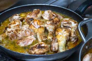 Tavuklu tavuklar sobanın üstünde, kızarmış tavuk, yemek pişirme, mutfakta doğal resim. Yüksek kalite fotoğraf