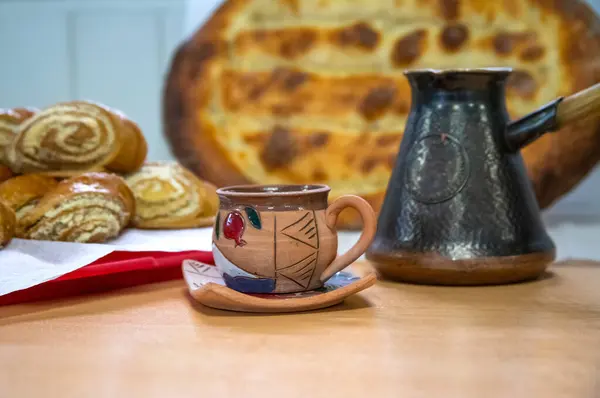 Ermeni mutfağı, durgun hayat, güzel seramik kahve fincanı, cezve, hamur işleri ve ekmek, fincana odaklan. Yüksek kalite fotoğraf