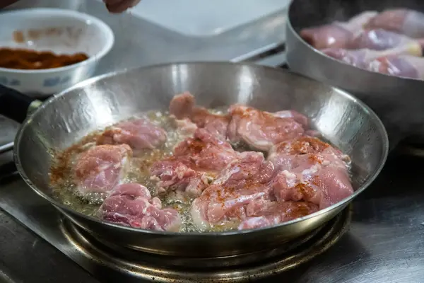 Tavuklu tavuklar sobanın üstünde, kızarmış tavuk, yemek pişirme, mutfakta doğal resim. Yüksek kalite fotoğraf