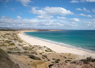 Güzel okyanus manzarası, sahil önü, mavi gökyüzü ve arka planda bulutlar. Yüksek kalite fotoğraf