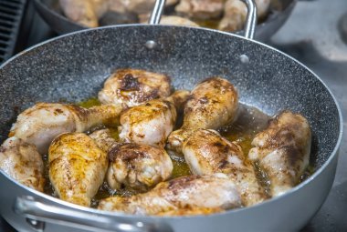 Tavuklu tavuklar sobanın üstünde, kızarmış tavuk, yemek pişirme, mutfakta doğal resim. Yüksek kalite fotoğraf