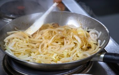 Tavuklu tavuklar et standı ve ocakta nar, kızarmış tavuk, yemek pişirme, mutfakta doğal resim. Yüksek kalite fotoğraf