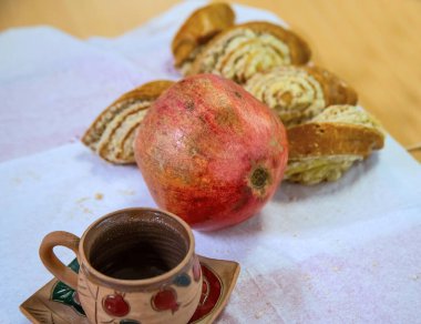 Ermeni mutfağı, natürmort, güzel seramik kahve fincanı, Céve, nar, hamur işi ve ekmek, nar üzerine odaklan. Yüksek kalite fotoğraf