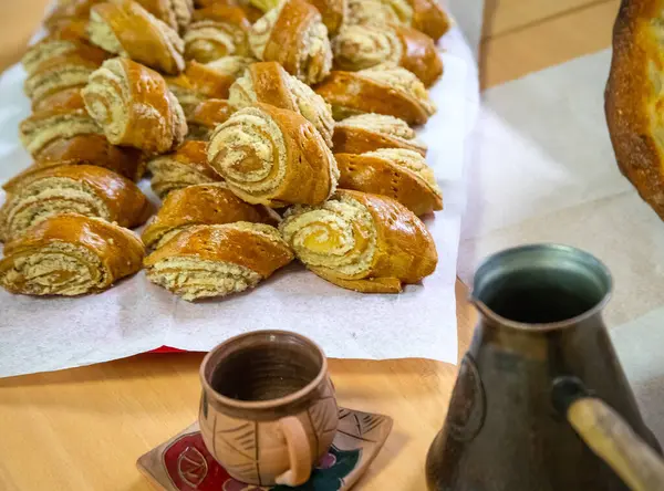 Ermeni mutfağı, durgun hayat, güzel seramik kahve fincanı, cezve, hamur işleri ve ekmek, fincana odaklan. Yüksek kalite fotoğraf