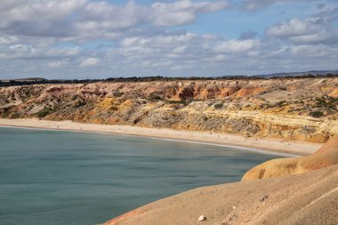 Güzel okyanus manzarası, sahil önü, mavi gökyüzü ve arka planda bulutlar. Yüksek kalite fotoğraf