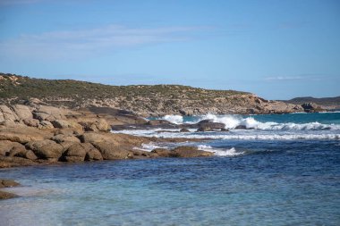 Güzel deniz manzarası, mavi gökyüzü ve bulutlar, sahil. Yüksek kalite fotoğraf