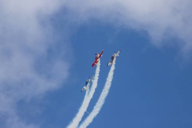 Avustralya, Barossa Vadisi, 04.11.2021. Barossa Airshow, benzersiz bir uçak grubunu bir araya getirdi, pilotlar uçuş manevraları, uçak yakın çekim, halka açık etkinlik gerçekleştirme becerileri sergiledi.