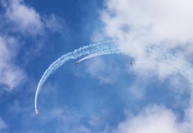 Avustralya, Barossa Vadisi, 04.11.2021. Barossa Airshow, benzersiz bir uçak grubunu bir araya getirdi, pilotlar uçuş manevraları, uçak yakın çekim, halka açık etkinlik gerçekleştirme becerileri sergiledi.