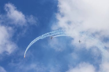 Avustralya, Barossa Vadisi, 04.11.2021. Barossa Airshow, benzersiz bir uçak grubunu bir araya getirdi, pilotlar uçuş manevraları, uçak yakın çekim, halka açık etkinlik gerçekleştirme becerileri sergiledi.