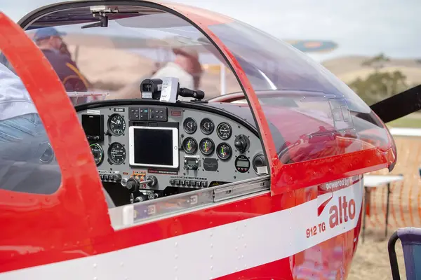 Avustralya, Barossa Vadisi, 04.11.2021. Barossa Airshow, benzersiz bir uçak grubunu bir araya getirdi, pilotlar uçuş manevraları, uçak yakın çekim, halka açık etkinlik gerçekleştirme becerileri sergiledi.