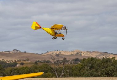 Avustralya, Barossa Vadisi, 04.11.2021. Barossa Airshow, benzersiz bir uçak grubunu bir araya getirdi, pilotlar uçuş manevraları, uçak yakın çekim, halka açık etkinlik gerçekleştirme becerileri sergiledi.