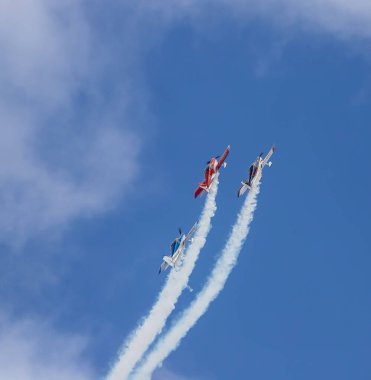 Avustralya, Barossa Vadisi, 04.11.2021. Barossa Airshow, benzersiz bir uçak grubunu bir araya getirdi, pilotlar uçuş manevraları, uçak yakın çekim, halka açık etkinlik gerçekleştirme becerileri sergiledi.
