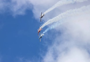 Avustralya, Barossa Vadisi, 04.11.2021. Barossa Airshow, benzersiz bir uçak grubunu bir araya getirdi, pilotlar uçuş manevraları, uçak yakın çekim, halka açık etkinlik gerçekleştirme becerileri sergiledi.