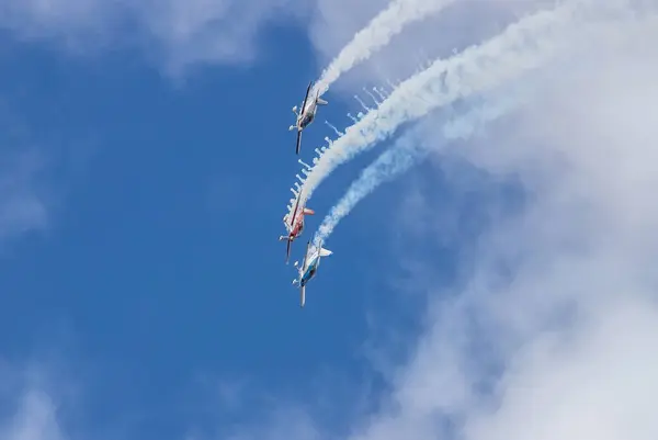 Avustralya, Barossa Vadisi, 04.11.2021. Barossa Airshow, benzersiz bir uçak grubunu bir araya getirdi, pilotlar uçuş manevraları, uçak yakın çekim, halka açık etkinlik gerçekleştirme becerileri sergiledi.