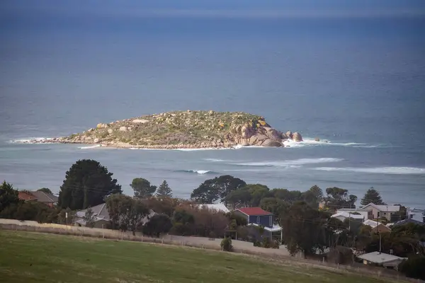 Seascape, Güney Avustralya kıyıları, Encounter Bay, ufuk çizgisi, bulutlu gökyüzü, gökkuşağı ve yeşil tepeler. Yüksek kalite fotoğraf
